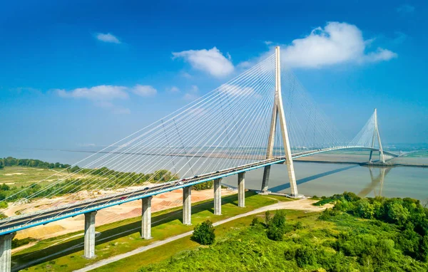 A Pont de Normandie, közúti híd a Szajnán köti össze Le Havre Honfleur, Normandia, Franciaország — Stock Fotó