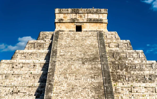 El Castillo or Kukulkan, main pyramid at Chichen Itza in Mexico — Stock Photo, Image