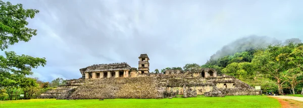 El Palacio en el Sitio Arqueológico Maya en Palenque, México — Foto de Stock