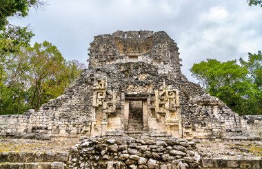 Meksika'da Chicanna bir Maya piramidi kalıntıları