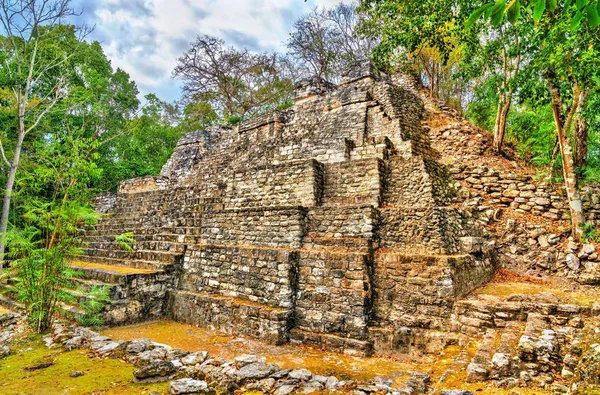 Ruínas de uma pirâmide maia em Balamku, no México — Fotografia de Stock