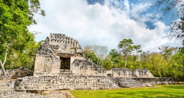 Meksika'da Chicanna bir Maya piramidi kalıntıları