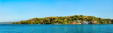 Peten Itza Gölü boyunca San Miguel Köyü manzarası, Guatemala