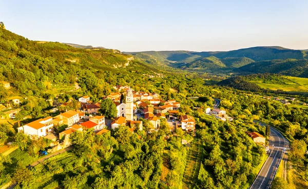 Blick auf das Dorf crni kal in Slowenien — Stockfoto