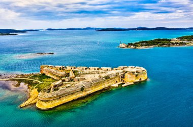 Hırvatistan'da Sibenik yakınlarındaki St. Nicholas Kalesi