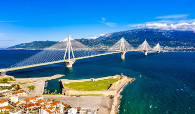 Yunanistan'da Antirrio Kalesi ve Rio-Antirrio Köprüsü