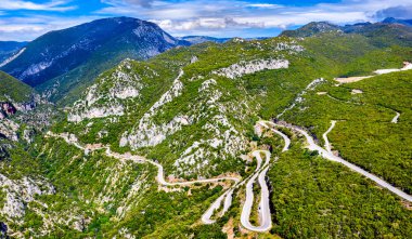 Yunanistan 'ın dağlarında dolambaçlı bir yol