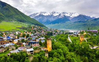 Yukarı Svaneti' deki Mestia köyü, Gürcistan