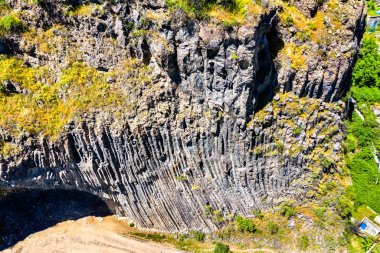 Bazalt kolon oluşumları ile Garni Gorge. Ermenistan