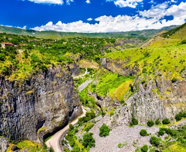 Bazalt kolon oluşumları ile Garni Gorge. Ermenistan