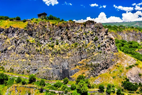 Templo de Garni en un lado de la garganta de Garni en Armenia — Foto de Stock