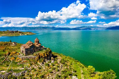 Ermenistan'da Sevan Gölü kıyısındahayvank manastırı