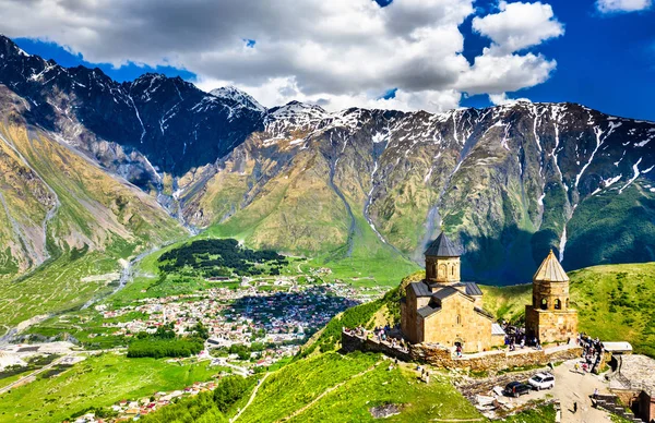 Εκκλησία gergeti Τριάδας κάτω από το όρος Kazbegi στη γεωργία — Φωτογραφία Αρχείου