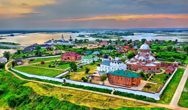 Heliga treenighetens kyrka i staden-ön Sviyazhsk i Ryssland — Stockfoto