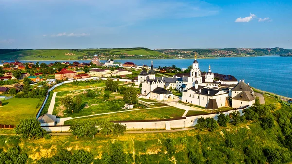 La Catedral de la Asunción y el Monasterio en la ciudad-isla de Sviyazhsk en Rusia —  Fotos de Stock