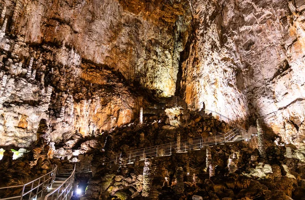 İtalya'da Grotta Gigante, dünyanın en büyük gösteri mağaralarından biri