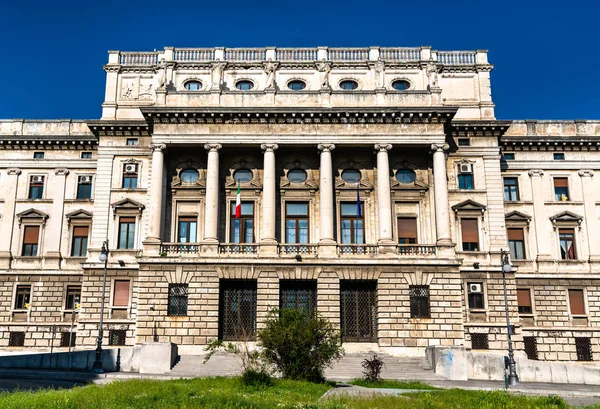 Исторические здания в центре Триеста, Италия — стоковое фото