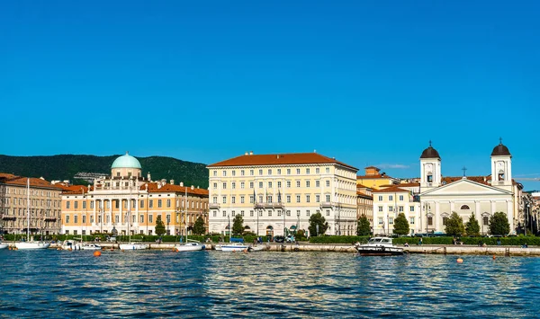 Bâtiments sur le remblai à Trieste, Italie — Photo
