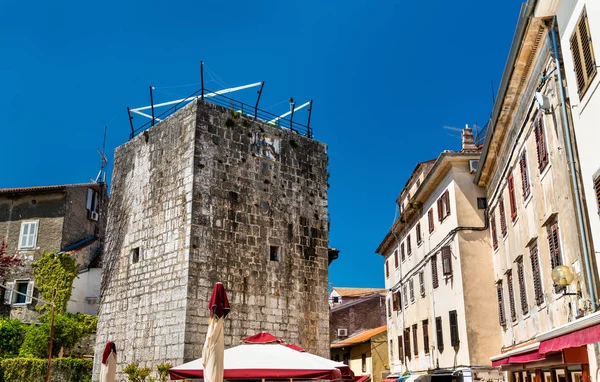 Torre pentagonale nel centro storico di Parenzo, Croazia — Foto Stock