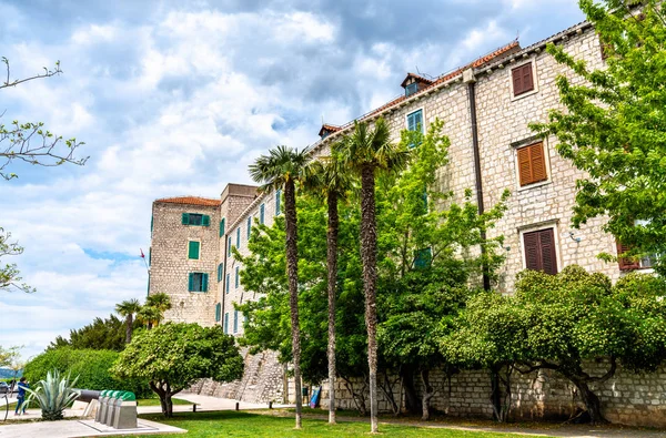 Case tradizionali nel centro storico di Sibenik in Croazia — Foto Stock