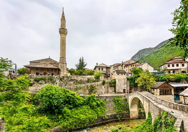 Bosna-Hersek Mostar'da Nezir Agina Camii ve Çarpık Köprü — Stok fotoğraf