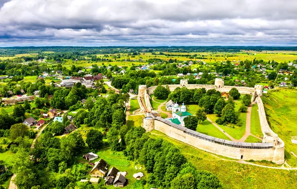 Fortaleza de Izborsk no oblast de Pskov da Rússia — Fotografia de Stock