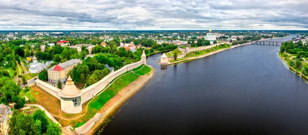 Pskov kremlin mit dem velikaya fluss in russland — Stockfoto