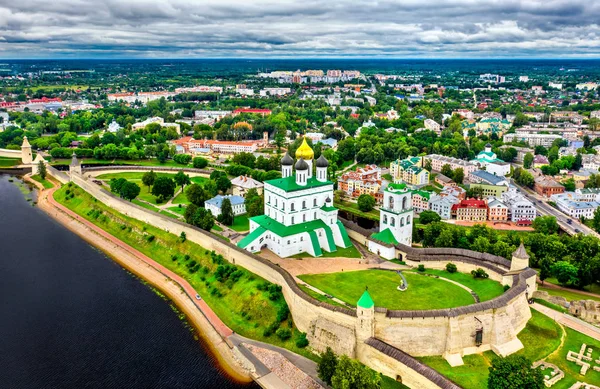 Kremlin de Pskov con el río Velikaya en Rusia — Foto de Stock