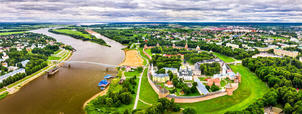 Вид с воздуха на Новгород Детинец в России
