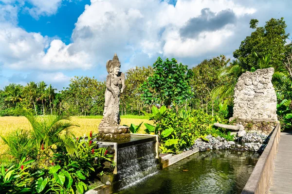 Estatuas en el bosque de monos de Ubud en Bali, Indonesia — Foto de Stock