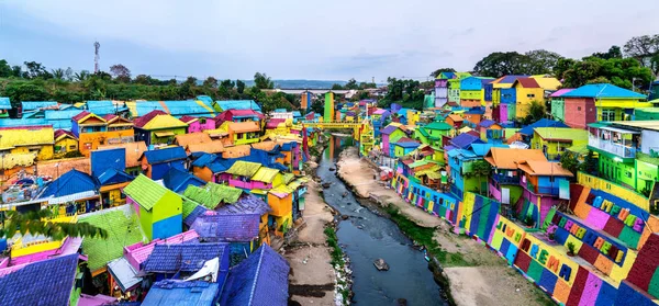 Кампунг Уорна-Warna Jodipan, село кольору в Malang, Індонезія — стокове фото