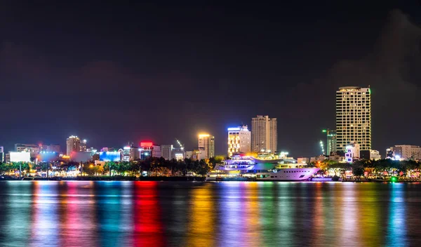 Nattstadsbilden av Da Nang i Vietnam — Stockfoto