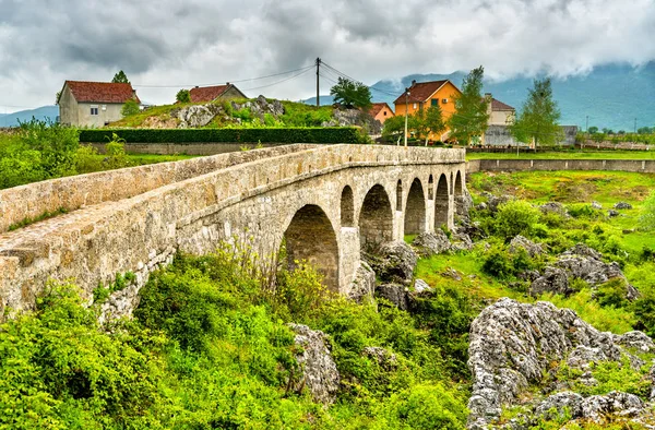Ponte romano sul fiume Mostanica vicino a Niksic in Montenegro — Foto Stock