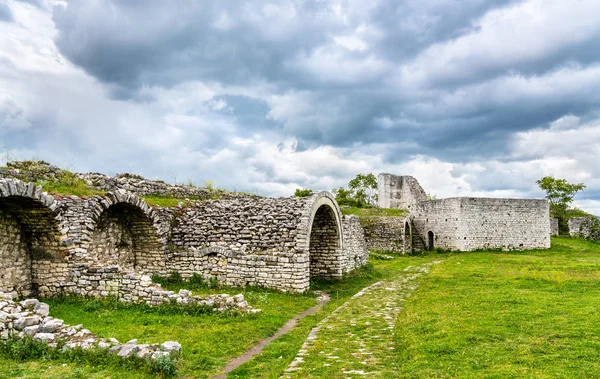Arnavutluk'ta Berat Kalesi harabeleri