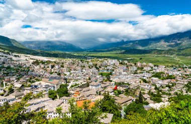 Arnavutluk'un Cirokaster kasabasının havadan görünümü