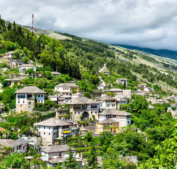 Luchtfoto van Gjirokaster stad in Albanië — Stockfoto