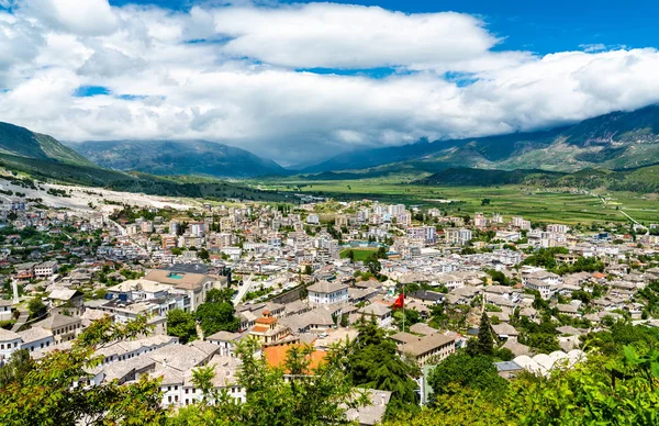 Widok z lotu ptaka z miasta Gjirokaster w Albanii — Zdjęcie stockowe