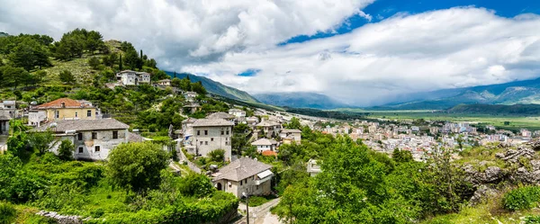 Letecký pohled na město Gjirokaster v Albánii — Stock fotografie