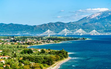 Yunanistan'da Corinth Körfezi boyunca Rio-Antirrio köprüsü