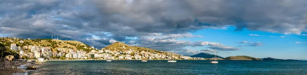 Skyline de Saranda no Mar Jónico na Albânia do Sul — Fotografia de Stock