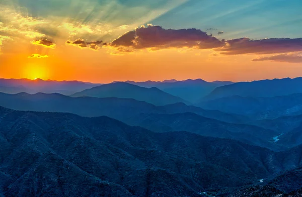 Puesta de sol sobre montañas en el sur de México — Foto de Stock