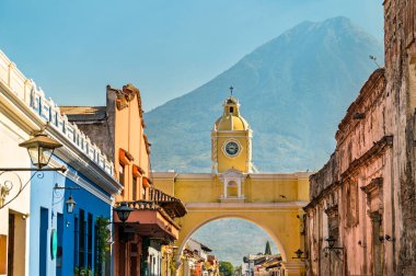 Arco de Santa Catalina ve Volkan de Agua, Antigua Guatemala, Orta Amerika