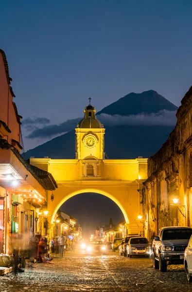 Arco de Santa Catalina y Volcán de Agua en Antigua Guatemala, América Central — Foto de Stock