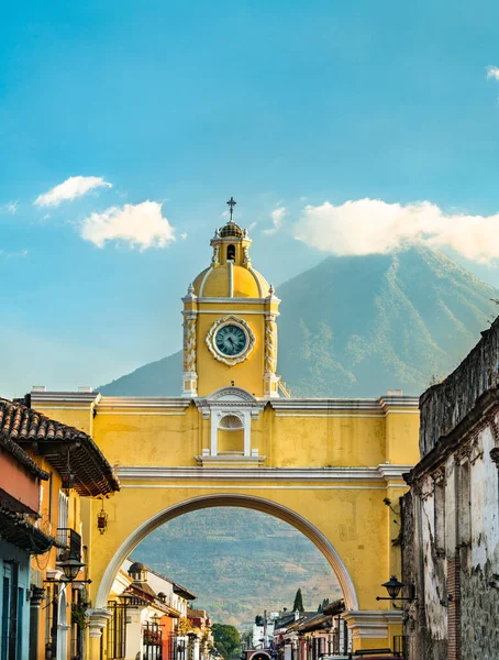 Arco de Santa Catalina y Volcán de Agua en Antigua Guatemala, América Central — Foto de Stock