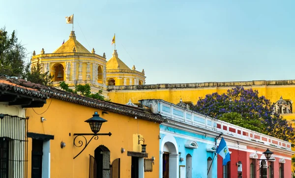 Casas tradicionales en Antigua Guatemala — Foto de Stock