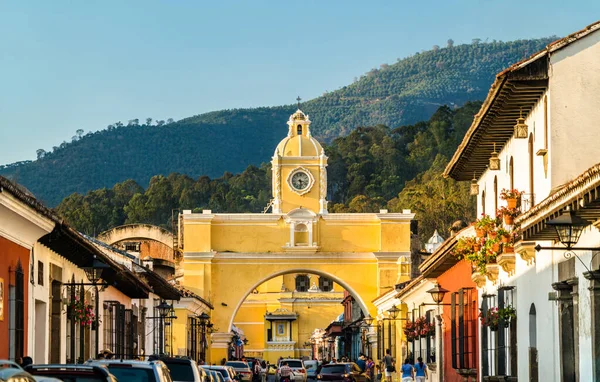 Arco de Santa Catalina e Volcan de Água em Antigua Guatemala, América Central — Fotografia de Stock