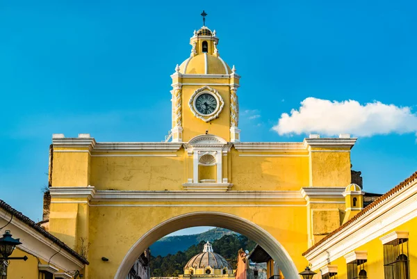 Arco de Santa Catalina y Volcán de Agua en Antigua Guatemala, América Central —  Fotos de Stock