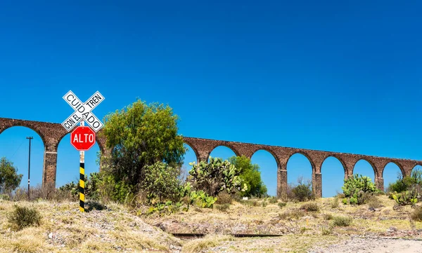 Railroad crossing at the Aqueduct of Padre Tembleque in Mexico — Stock Photo, Image
