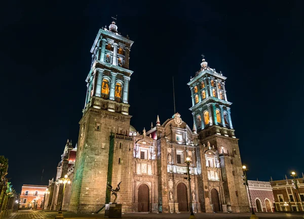 Puebla kathedraal in Mexico 's nachts — Stockfoto