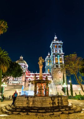 Geceleri Meksika 'daki Puebla Katedrali